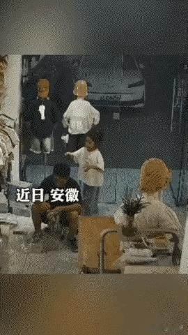 枉为人父！安徽，女儿开玩笑在背后突然叫爸爸，爸爸被吓到后起身将女儿踹飞！女儿抱着