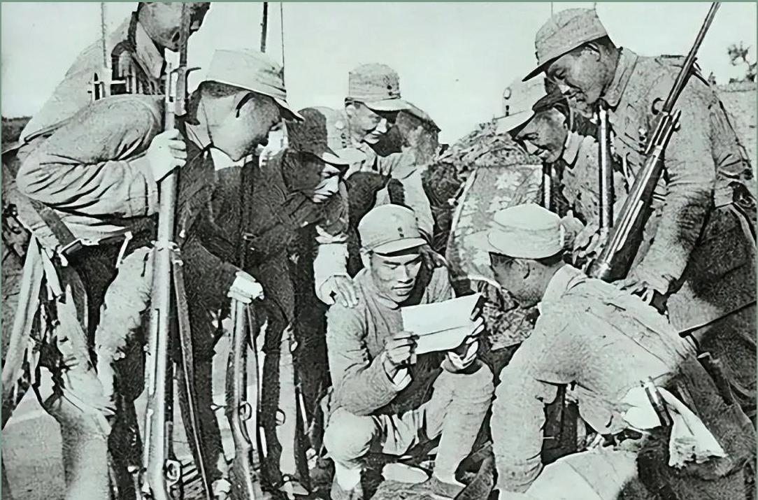 1953年庆功会上，团政委与团长闲聊时竟意外发现，对方面前的他竟然是失散多年的亲