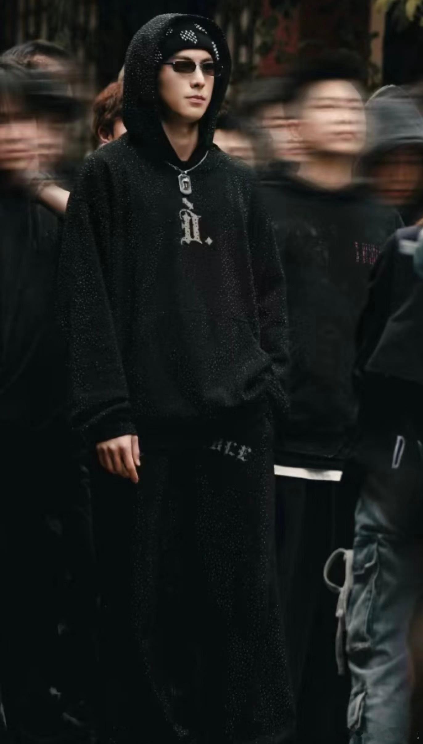 谁给王鹤棣递个反派本子 王鹤棣这张脸演反派绝了！冷气场+黑系穿搭，严肃起来的狠戾