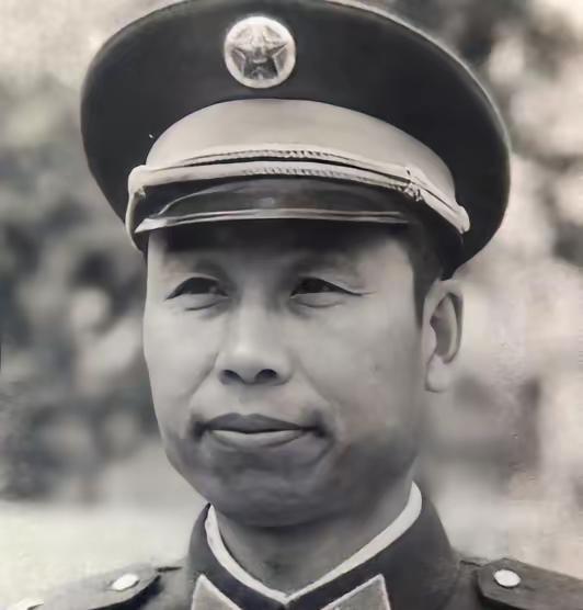 老山轮战，十几个师轮番上阵，参战的师长们大多后来官拜将军。唯独有一个人，仗打得有