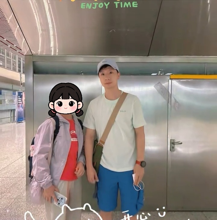 📷Rachel：幸运值爆棚🙂机场偶遇龙队，没想到龙队欣然接受了与之合影的心愿