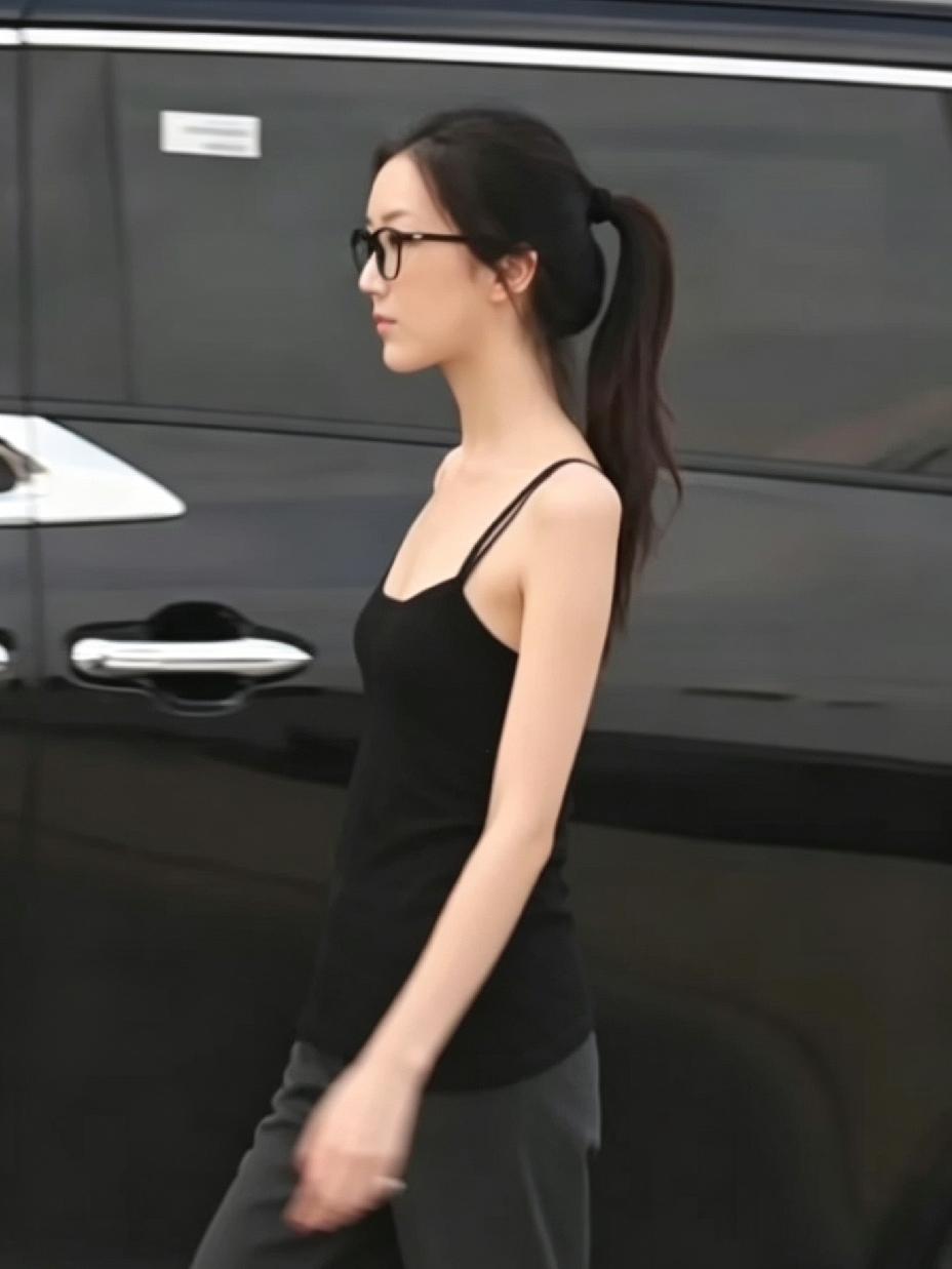 老话说“女大十八变，越变越好看”，这话放在李嫣身上一点也不为过。谁能想到曾经兔唇