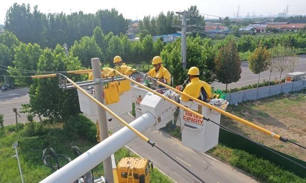 【带电作业强电网 夏日检修护清凉】7月6日，@国网阳信县供电公司 带电作业人员在