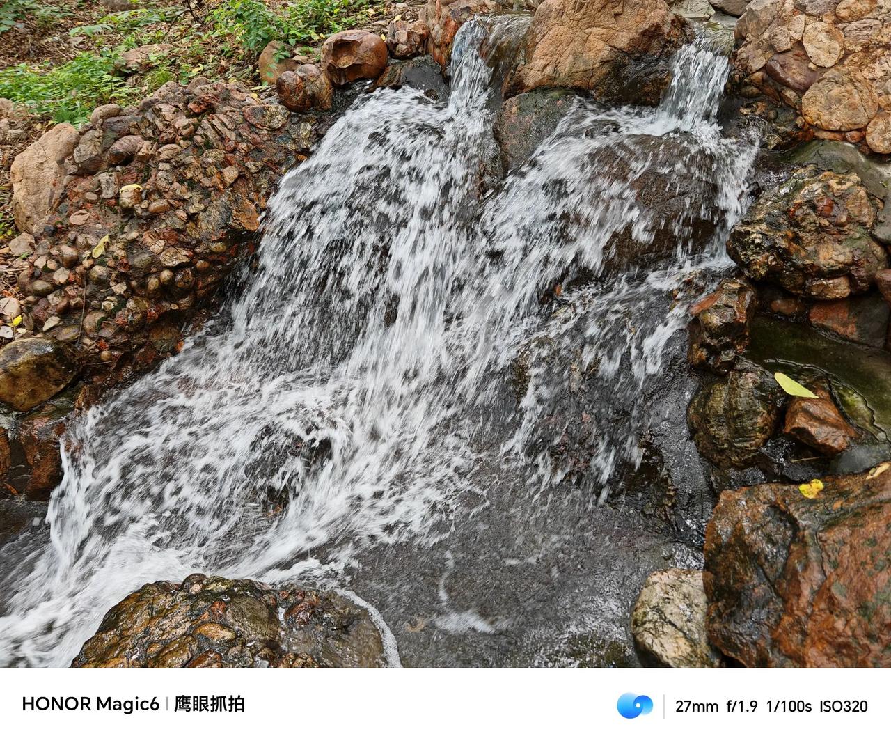 突发奇想，用荣耀Magic6的鹰眼模式抓拍从山顶流下来的溪水，大家觉得可还行？