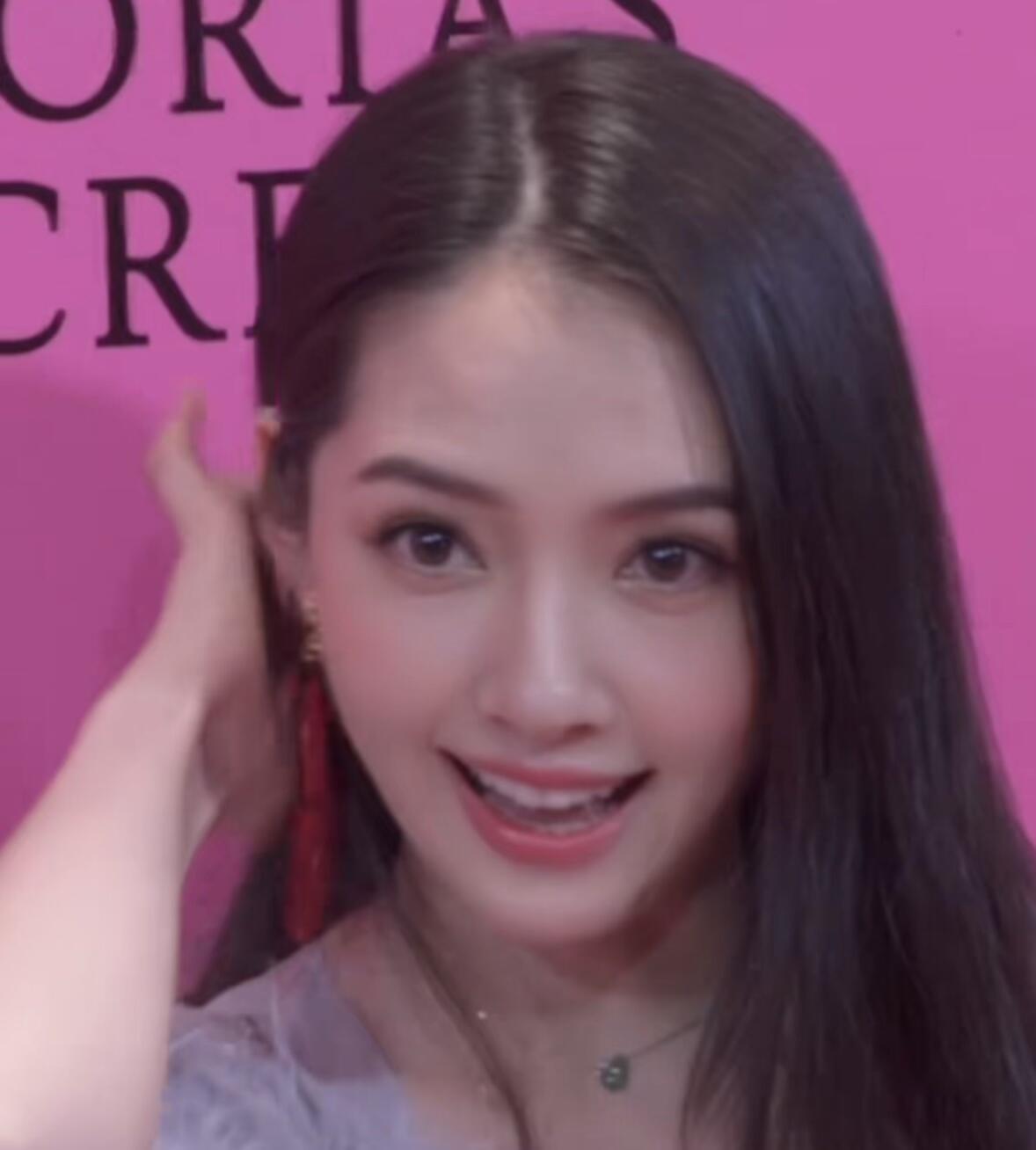这几张糊图又让我重新get到了郭碧婷 巨美….才想起来她一直是颜值第一梯队💖 