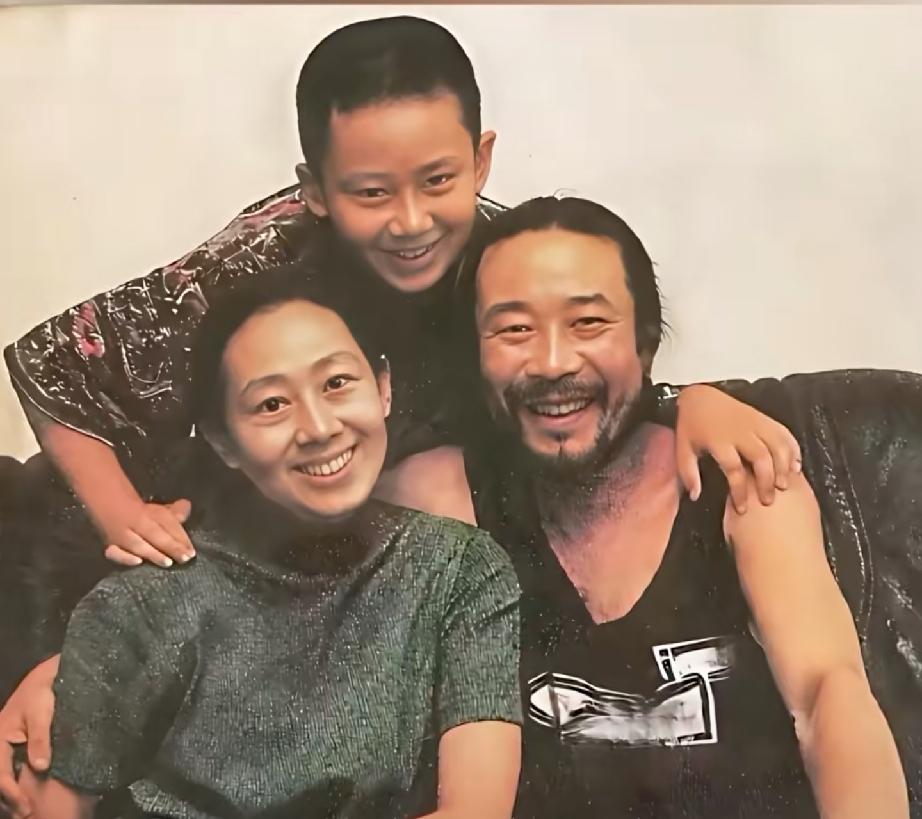 这是90 年代末，著名演员李雪健与妻子于海丹携儿子李亘共同留下的一张极为珍贵的家