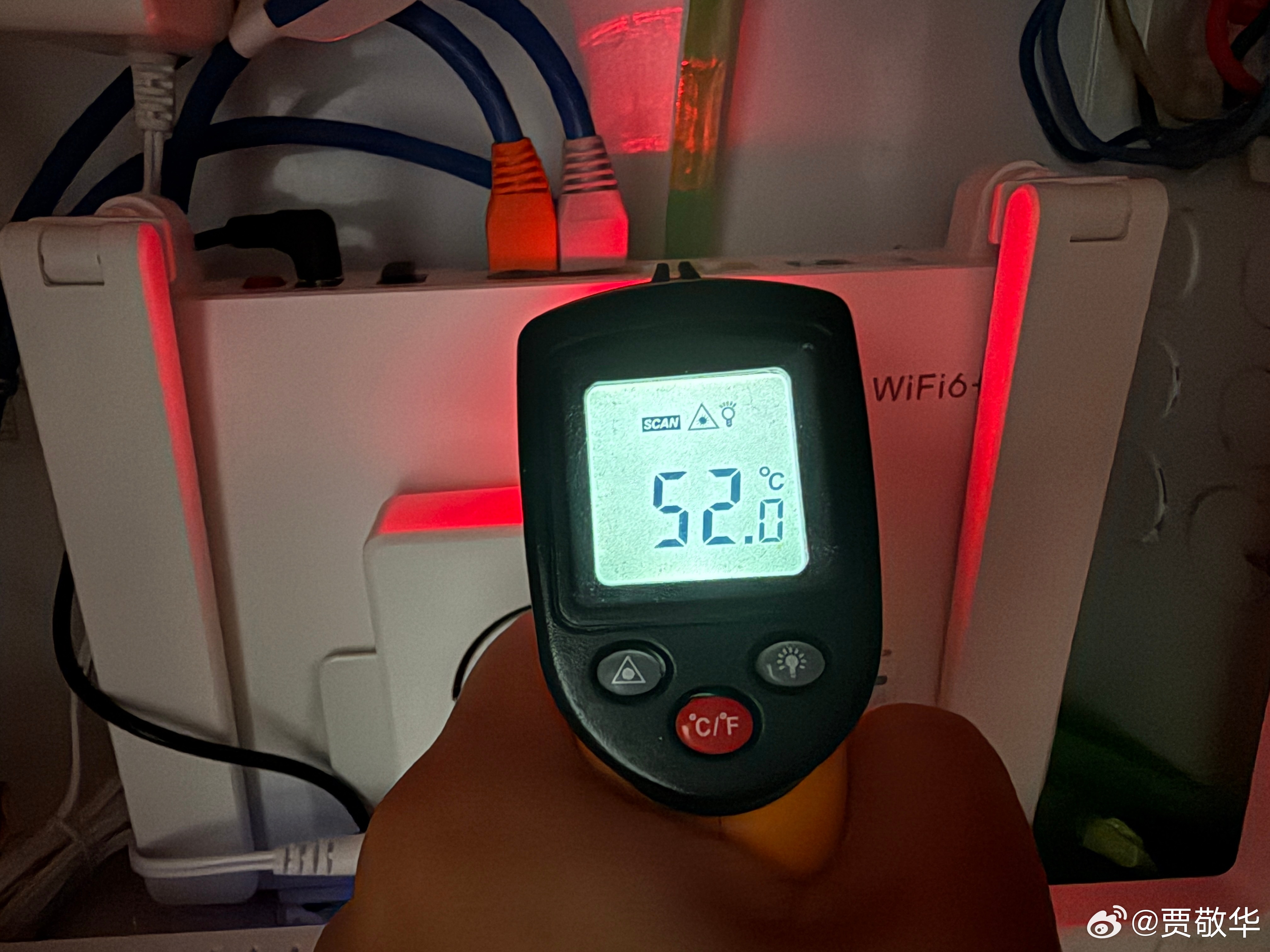 最近室外37度的高温，担心家里光猫温度太高，刚才用红外测温仪量了一下，52度左右