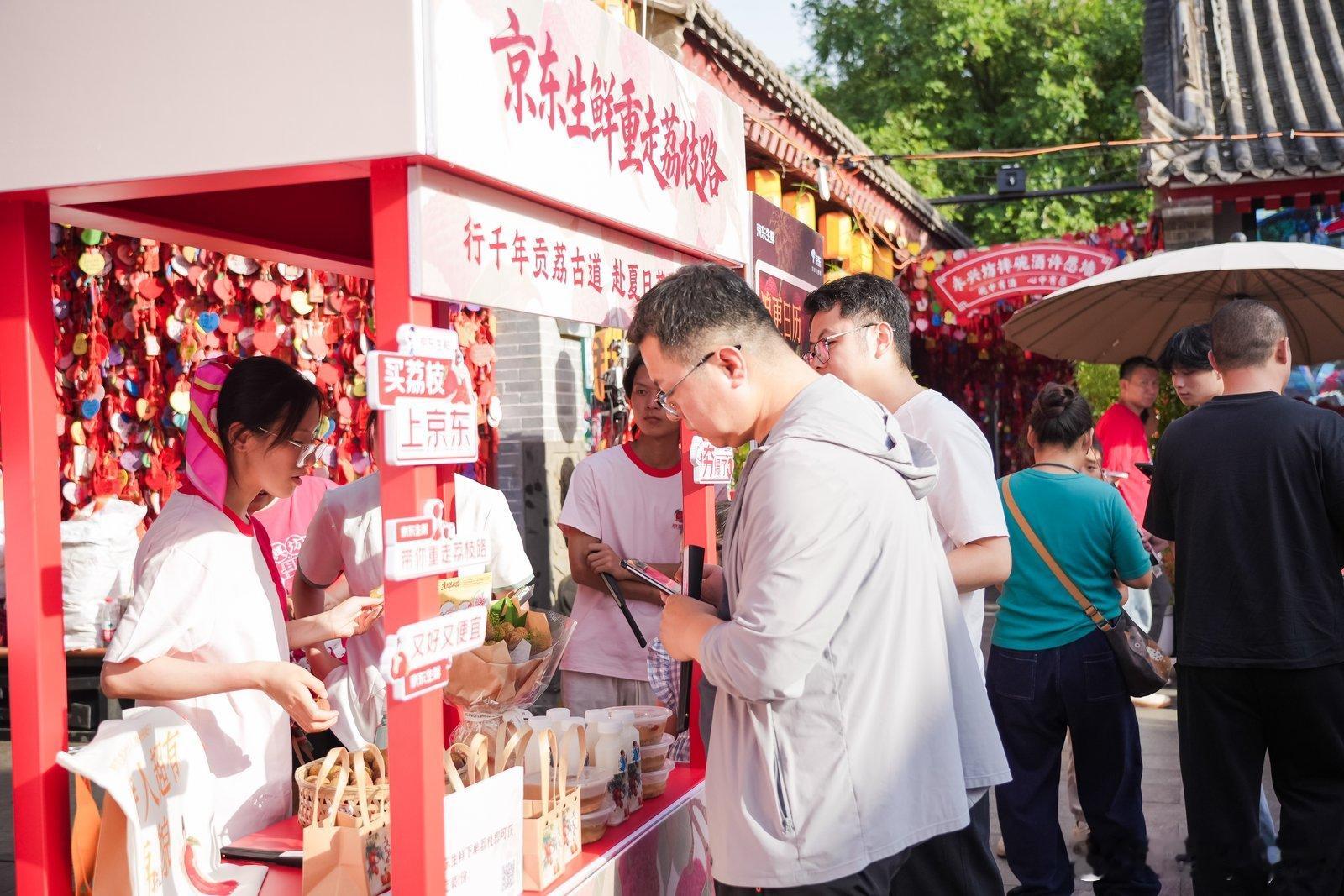 一骑红尘成过往，冷链鲜果入长安。京东生鲜重走荔枝路抵达西安，邀全城共品千年贡荔的