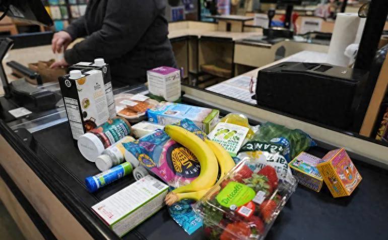 数百万民众慌了！美最高法院允许特朗普政府停摆期扣留食品援助
美国最高法院近日作出