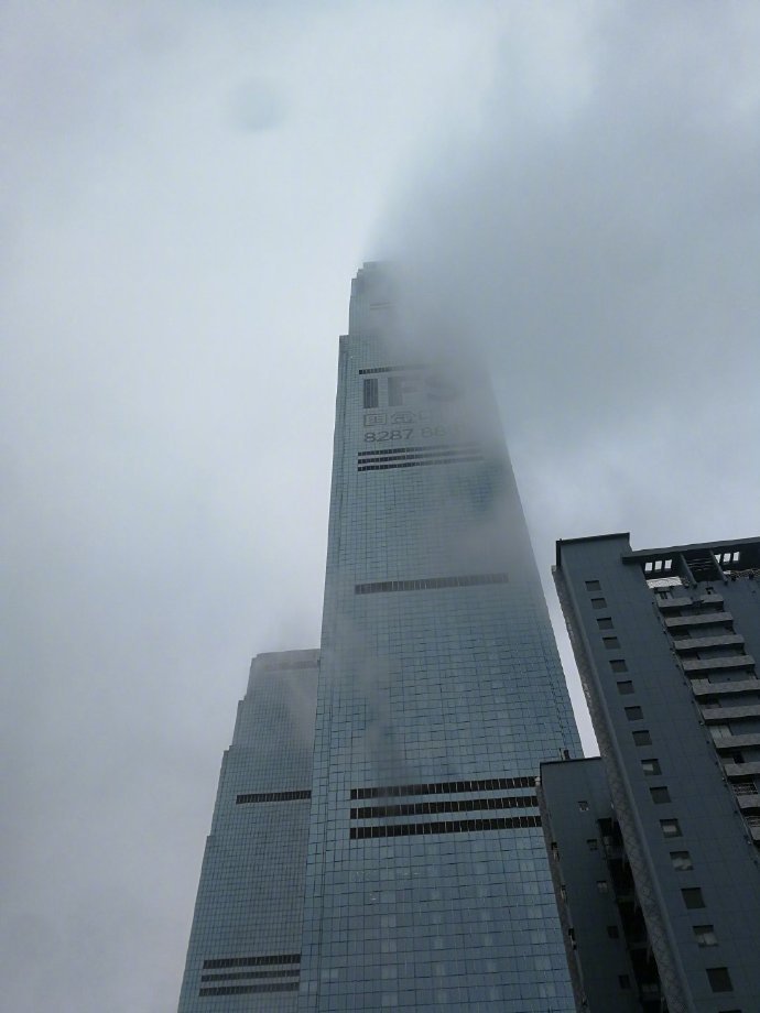 人家愿意跟你相处的原因有：第一，你能带给人家实用价值。第二，跟你相处能打开眼界。