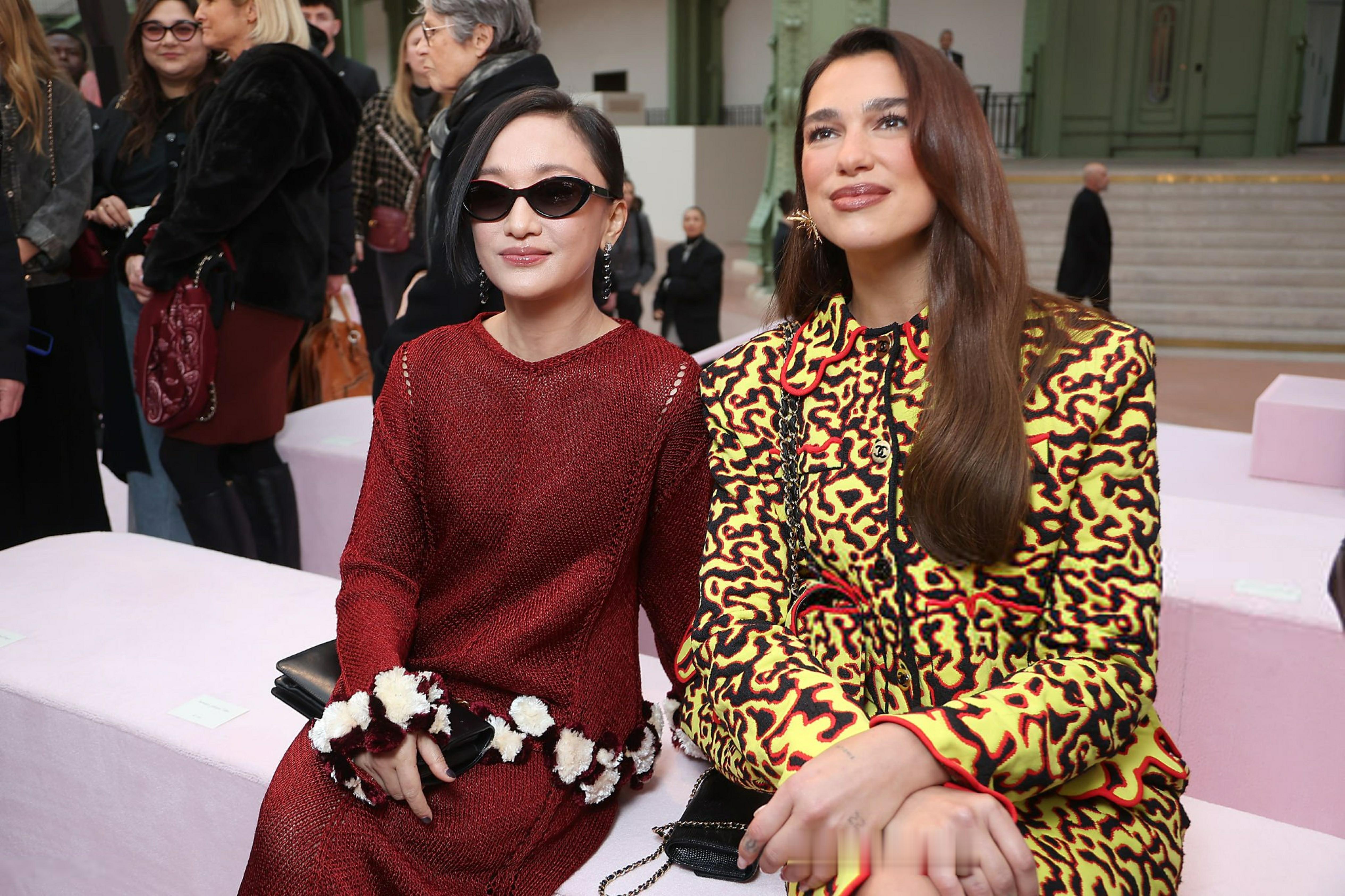 啪姐Dua Lipa和周迅在巴黎时装周看秀合影曝光！