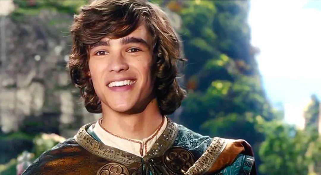 今年34岁的澳大利亚男演员 Brenton Thwaites（布伦顿·思韦茨）一