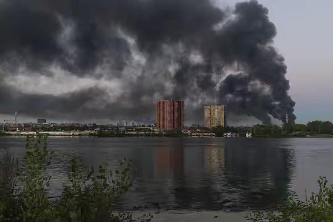 俄军对乌克兰发动大规模空袭：使用陆基、空基、海基高精度武器及攻击型无人机；乌方称