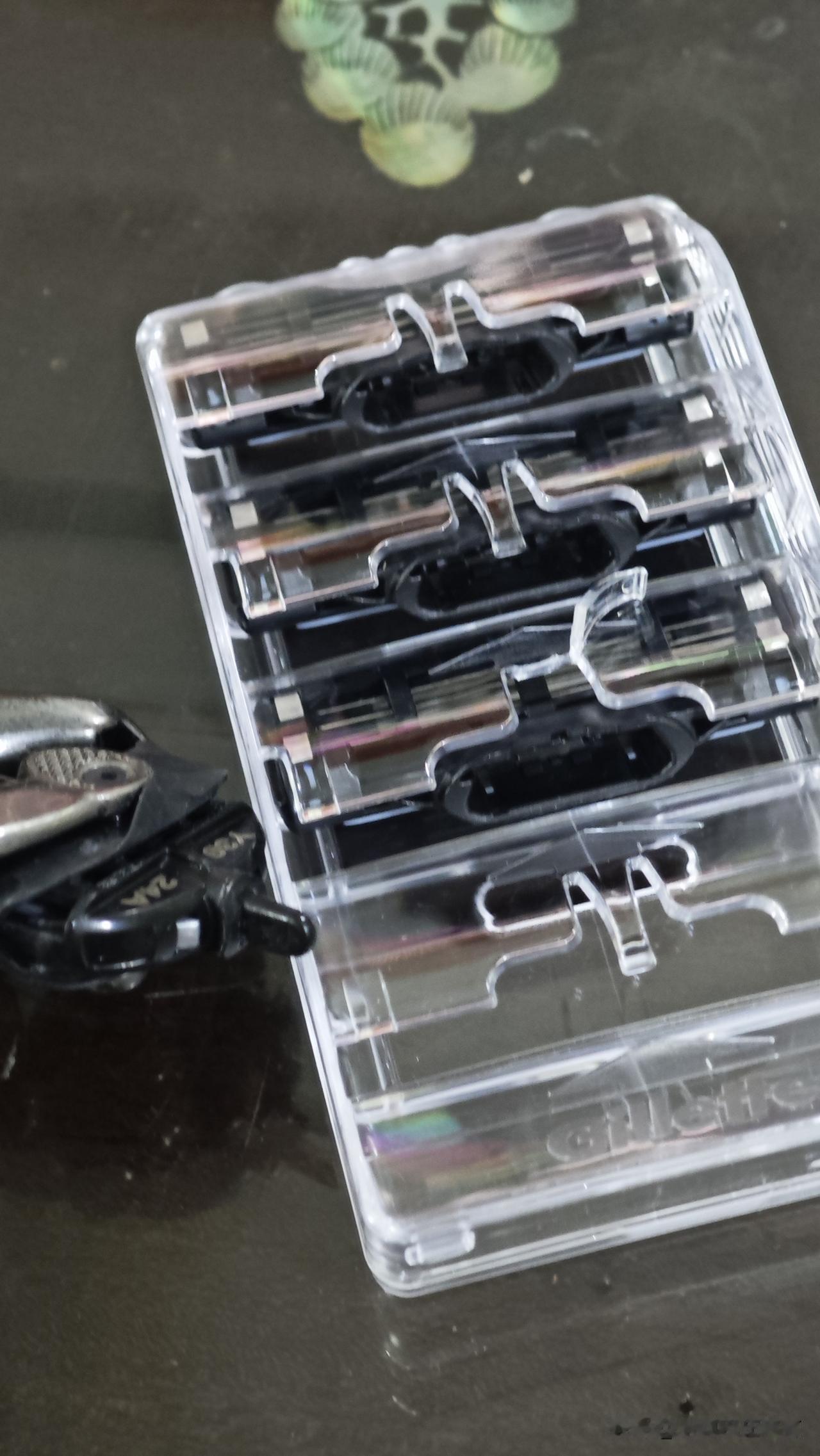 我EMO了!
越南这东西太坑人!
在国内买了一把吉列的刀把和刀头，刀头用完了，想