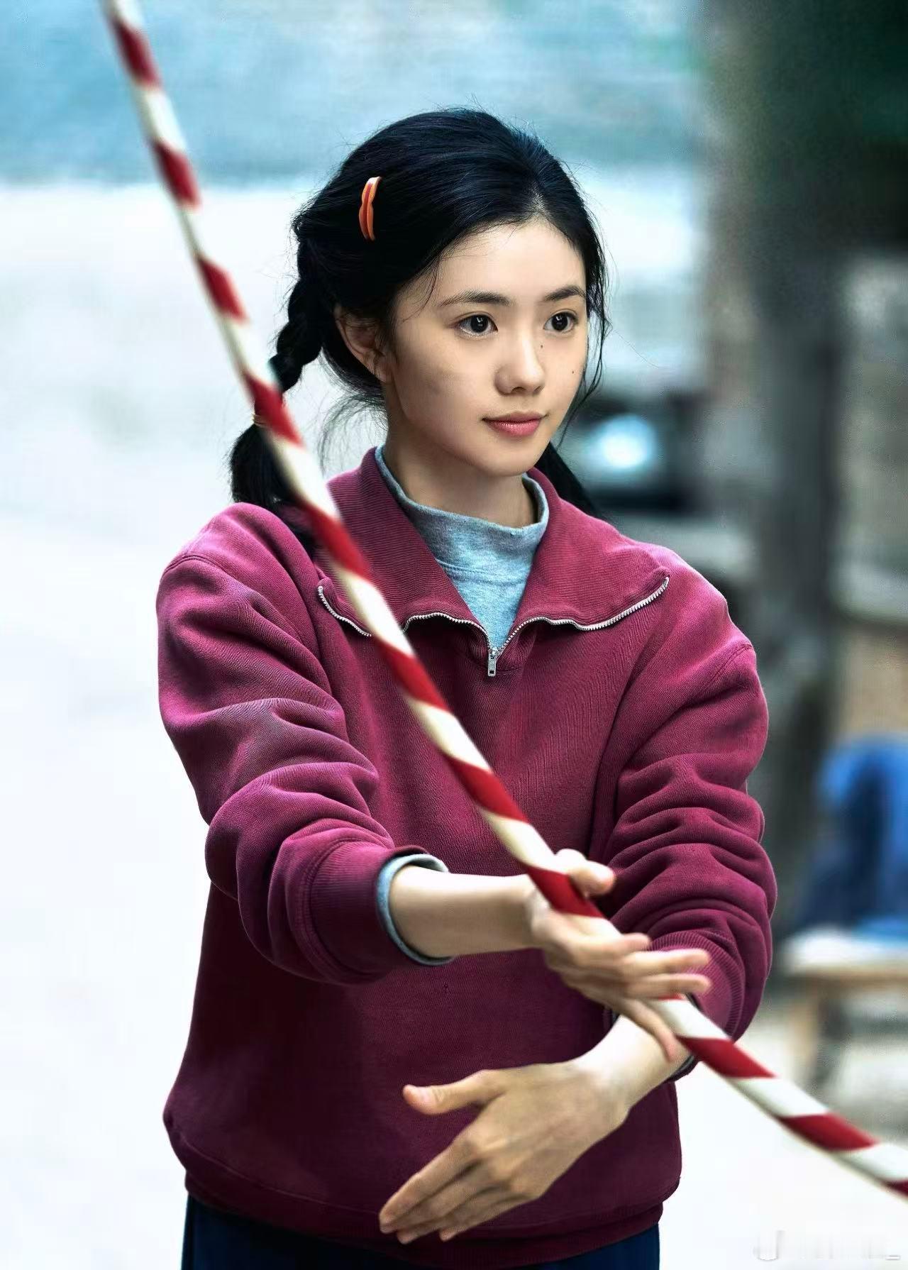 没敢认烧火丫头是刘浩存 水灵的眉眼搭配质朴的装扮，形成独特的氛围感，历经风雨打磨