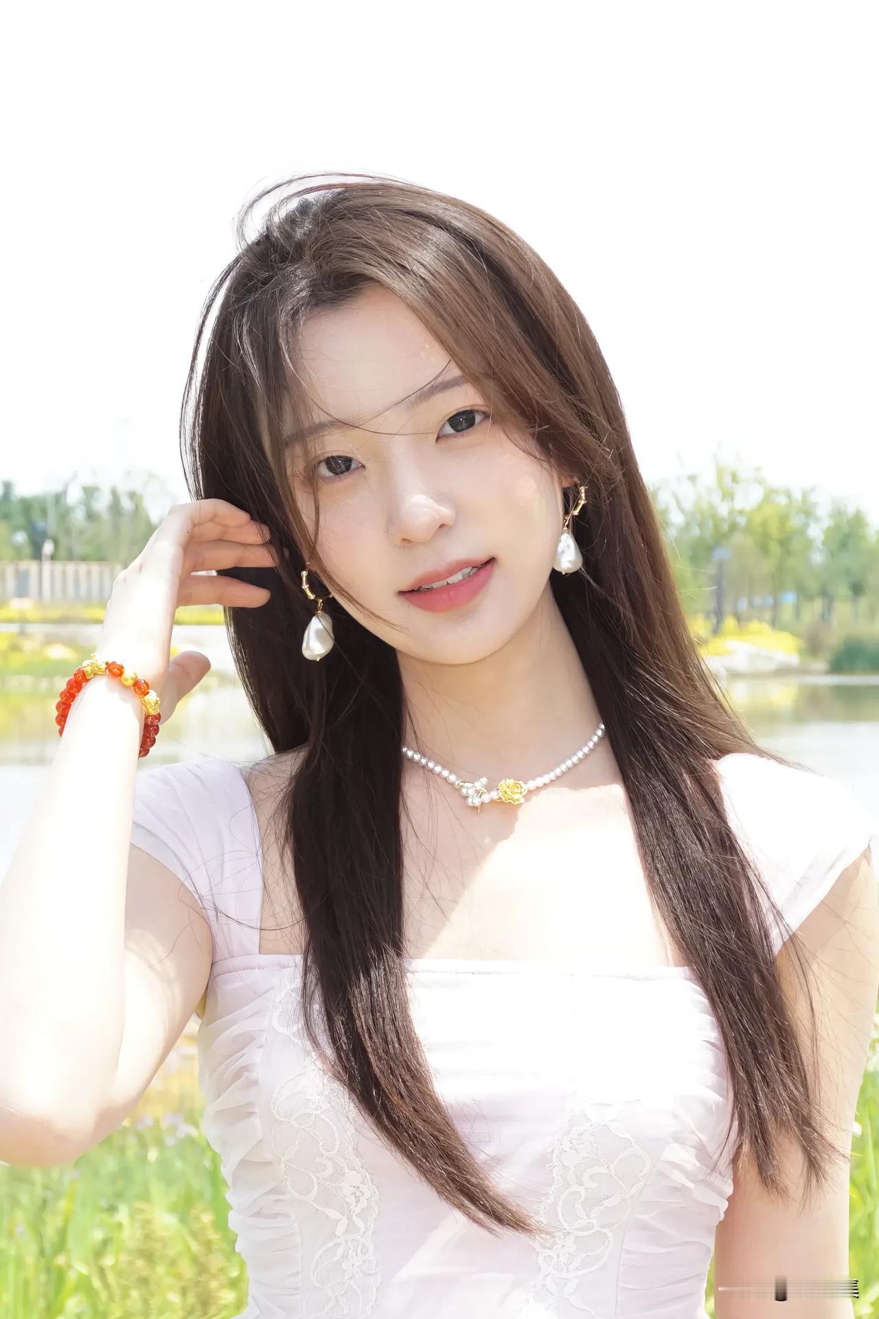 夏日清新少女，阳光下的甜美瞬间
