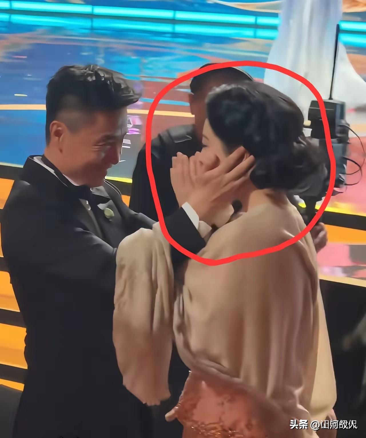白玉兰名场面！导演李雪捧脸安慰杨紫，不是暧昧，是见证风雨的至亲温情！

 
白玉