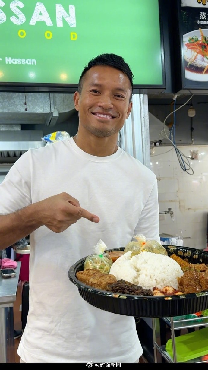 【吃！马上吃！#球迷连夜打飞的去吃桑尼椰浆饭#】在新加坡队“帮”国足晋级18强赛