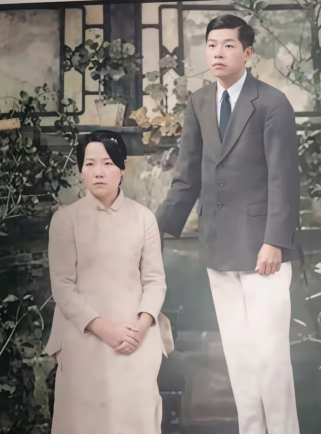 1917年，奉天。16岁的张学良和发妻于凤至的结婚照。此时的少帅单纯得像个孩子，
