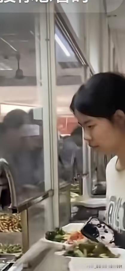 前几天看到这样一个新闻，说的是来自江苏的一个女生，考上了南京一所大学，因为家里父