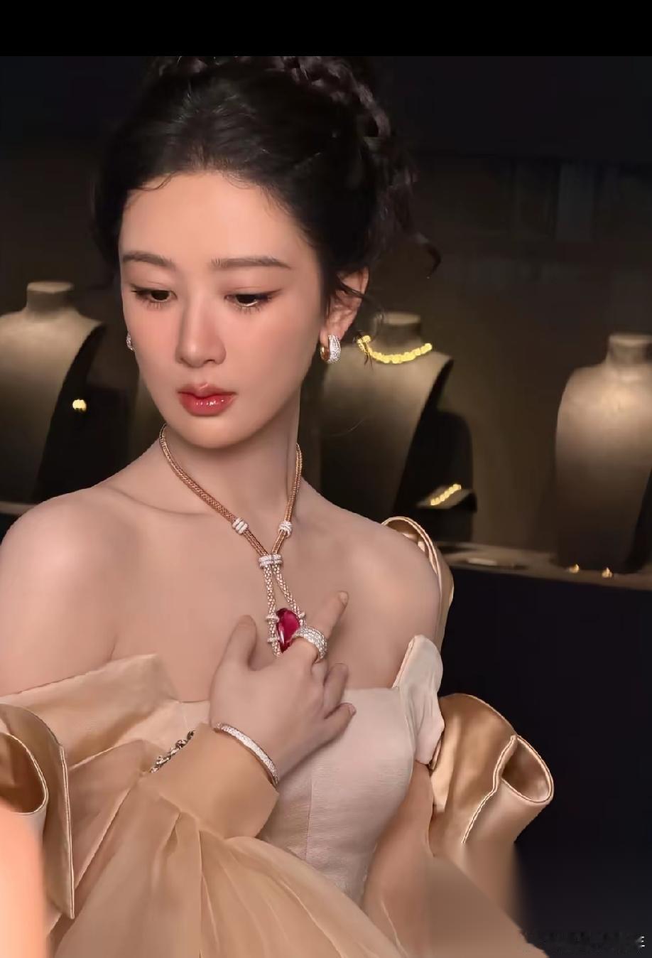 大家发现没， 杨紫有点不对劲， 她今年都34岁了，但她的脸蛋还是美得没话说。 天