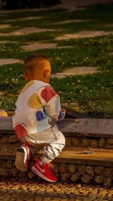 很多人有了孙子才明白，有没有孙子的家庭，差得不是一星半点。

有了孙子，家里突然