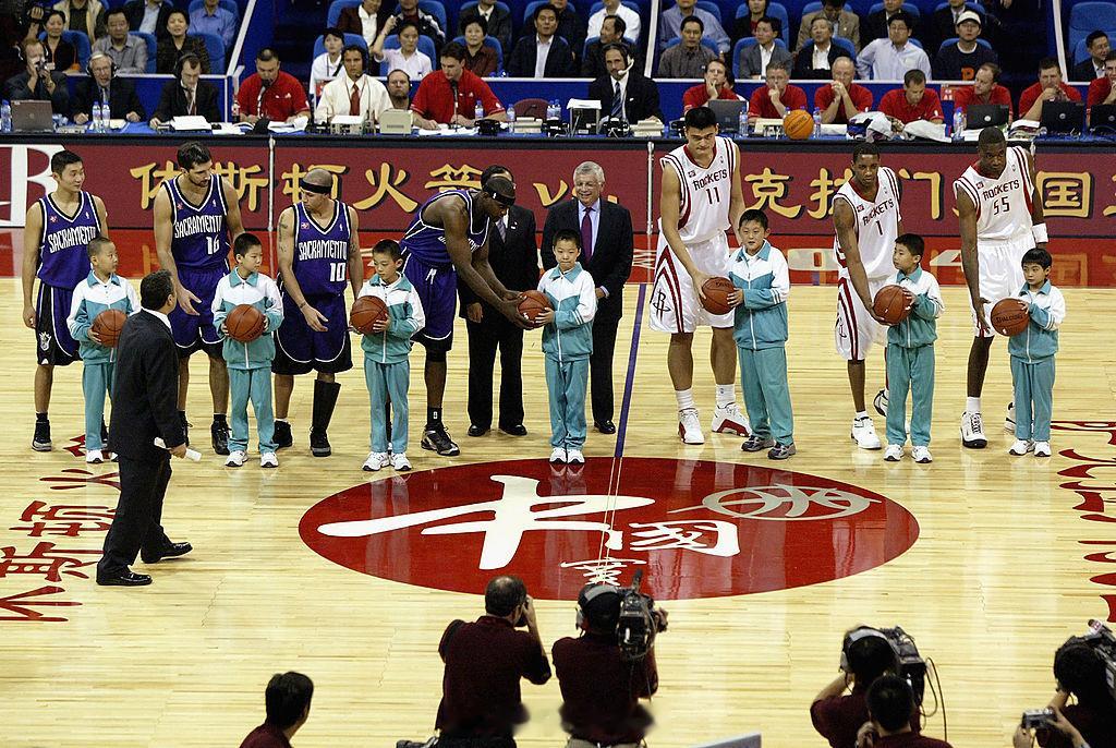 分享些珍贵的2004年第一届NBA中国赛的珍贵瞬间2004年，NBA首次将季前赛