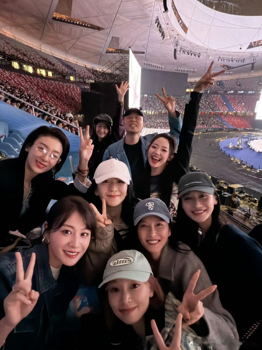 徐洁儿和乘风姐姐们的快乐团建徐洁儿张杰演唱会打卡成功 徐洁儿发文：“和乘风姐姐们