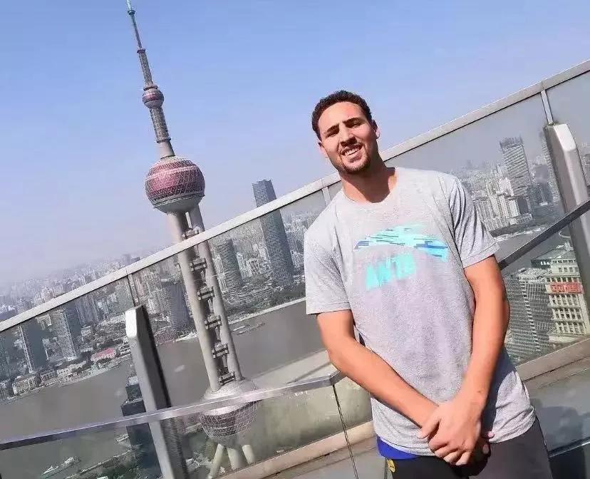 克莱中国行!
汤普森将与卢尼一起中国行!本月底开启
近日，勇士球星克莱-汤普森i