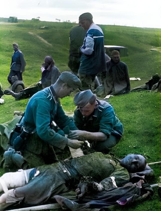 1943年，苏德战争中，苏军意外发现死去的士兵身上，竟然有3、4个密集弹孔。以德