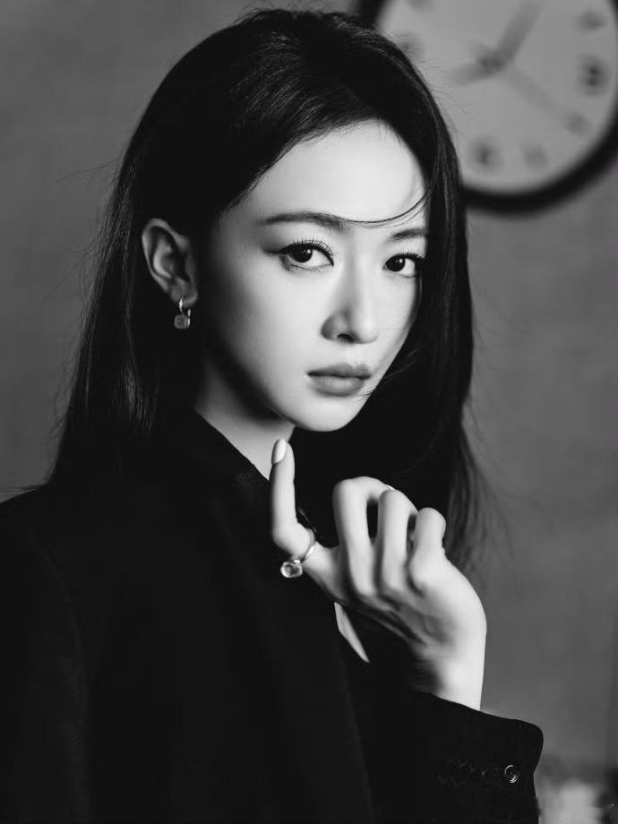 吴谨言张南忘喝中药了刷到《御廷谣》剧宣物料直接被惊艳，俩美女自然不刻意的互动，看