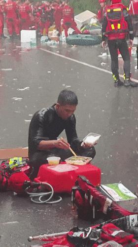 他是广州支队肇庆一大队消防员梁焕。 