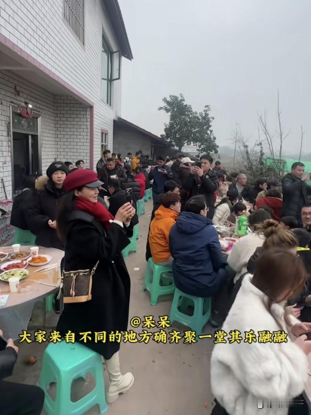 博主“呆呆”请网友吃刨猪饭的事一夜火爆全网，让我看到了农村人的朴实和真诚，以及当