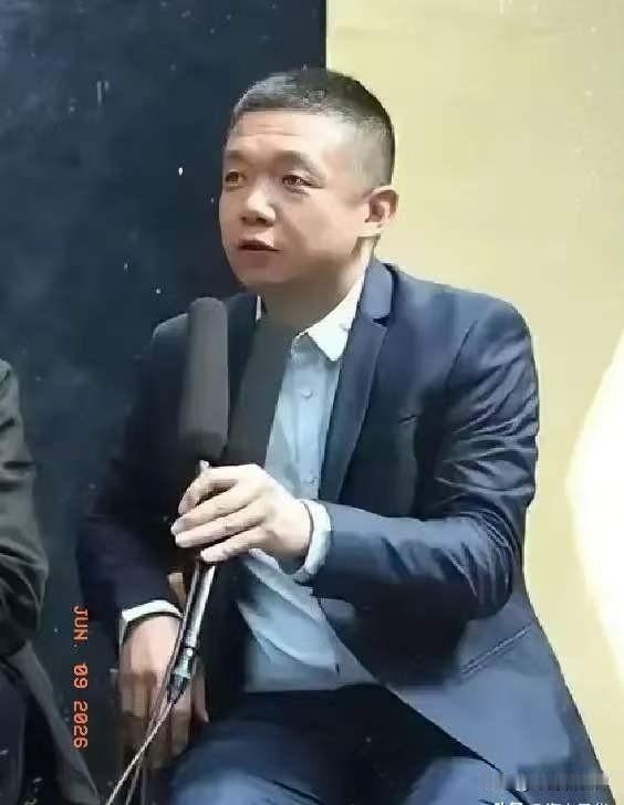 北京电影学院党委副书记、院长，正厅级干部，去张艺谋剧组跑龙套。没带助理，没要VI