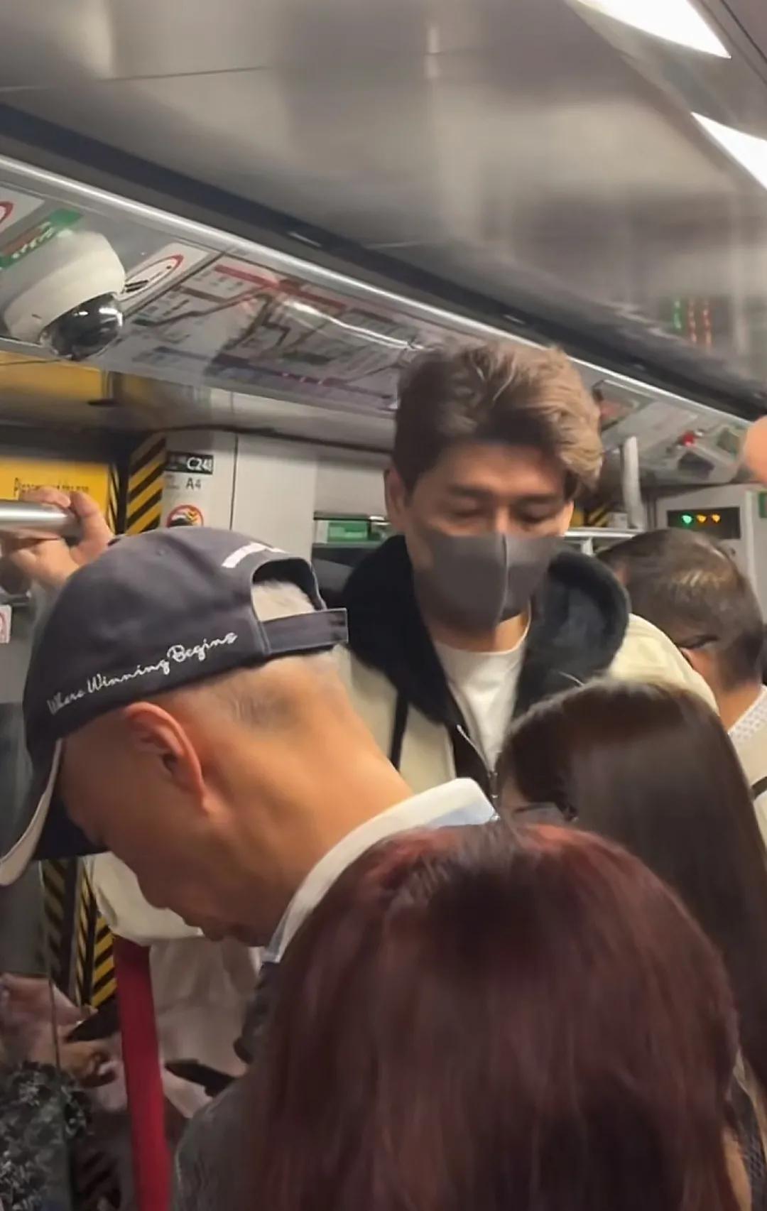 坐地铁偶遇香港明星，好高好帅好面熟，有人认得他吗？
近日，某网友在个人社交账号上