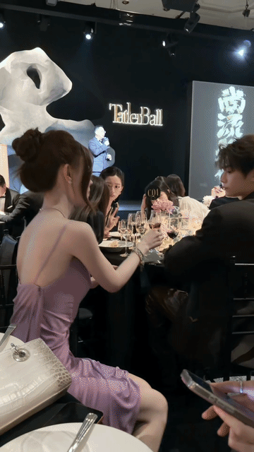 丁禹兮绅士到离谱，怎么那么小的细节他也能顾到，完全就是骨子里的礼貌和周到，一个普