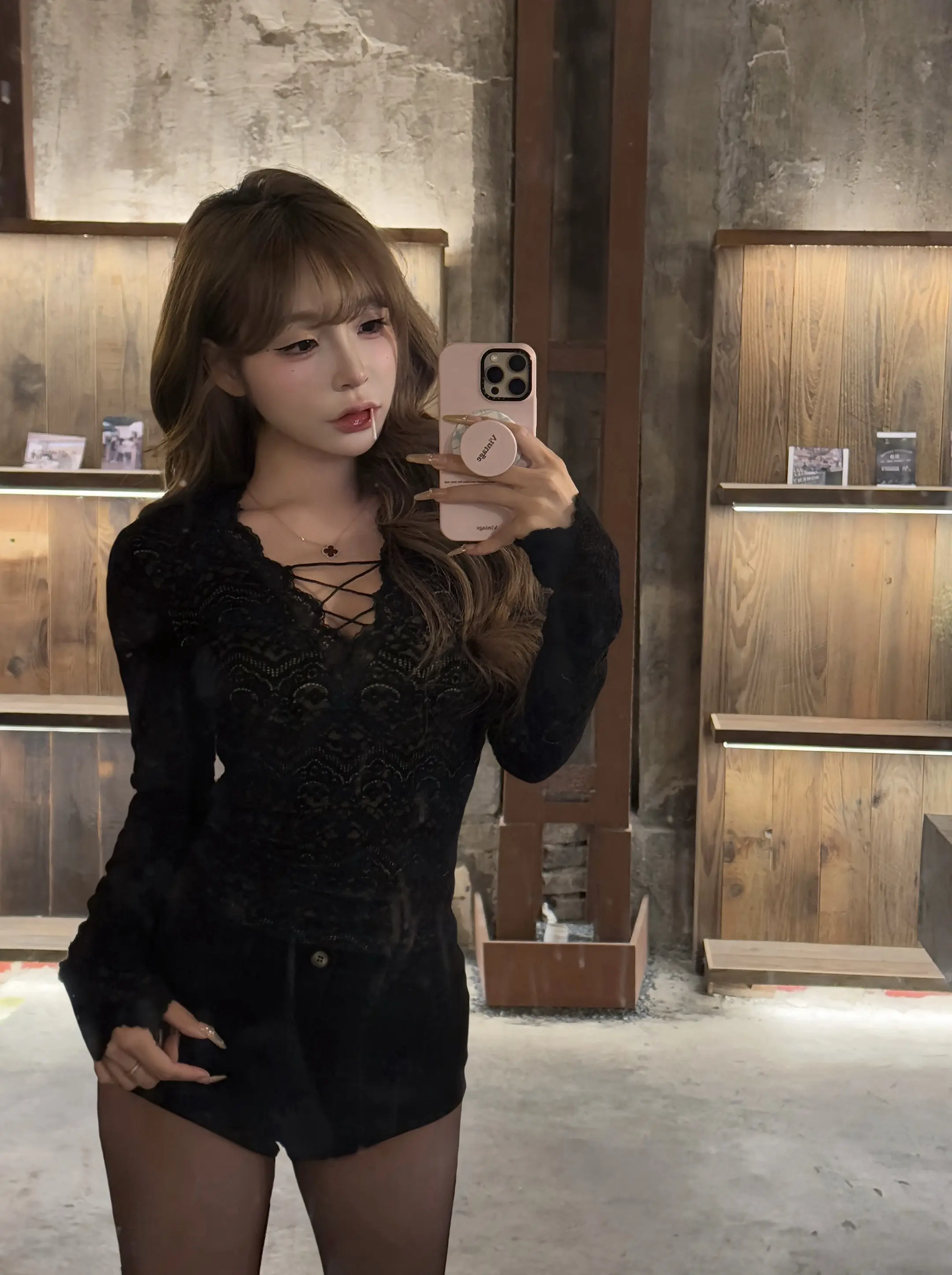 谁稀罕你忽冷忽热 遮遮掩掩 可有可无 爱搭不理的陪伴 你太低估我绝情的...