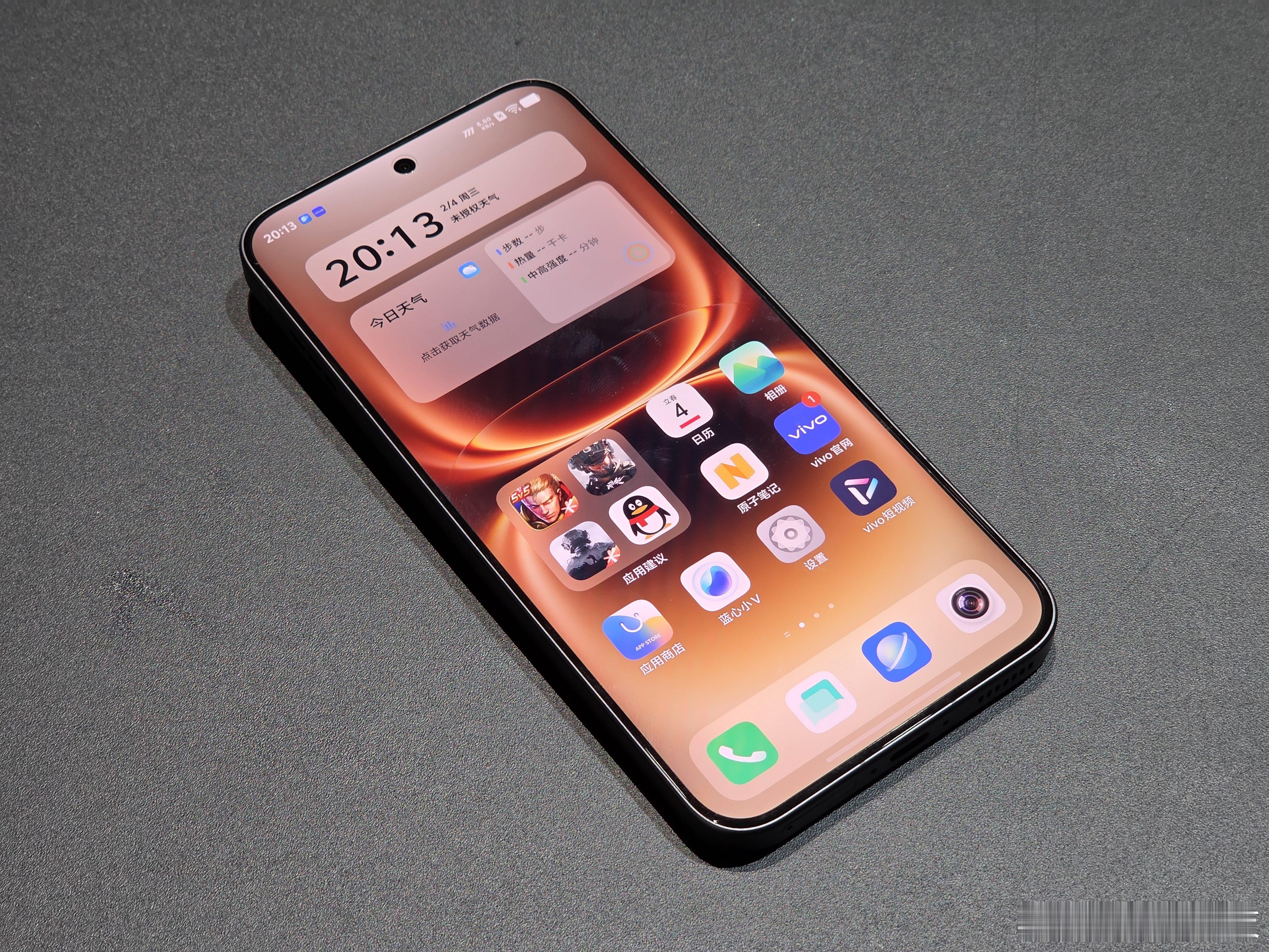 之前2049配色已经发过图赏了，这回来重点看看2077这款橙黑配色。2049的银