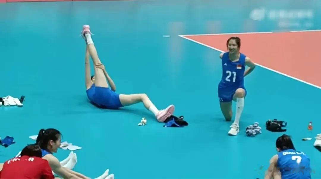 【看图写话】#中国女排# #杭州亚运会# 
中国女排3:0横扫日本女排后，明星主
