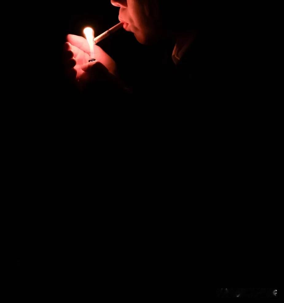 旁人都说岁月待你温柔，
模样经年未见大变。
只有自己深知，
皮囊依旧如初，
眼底