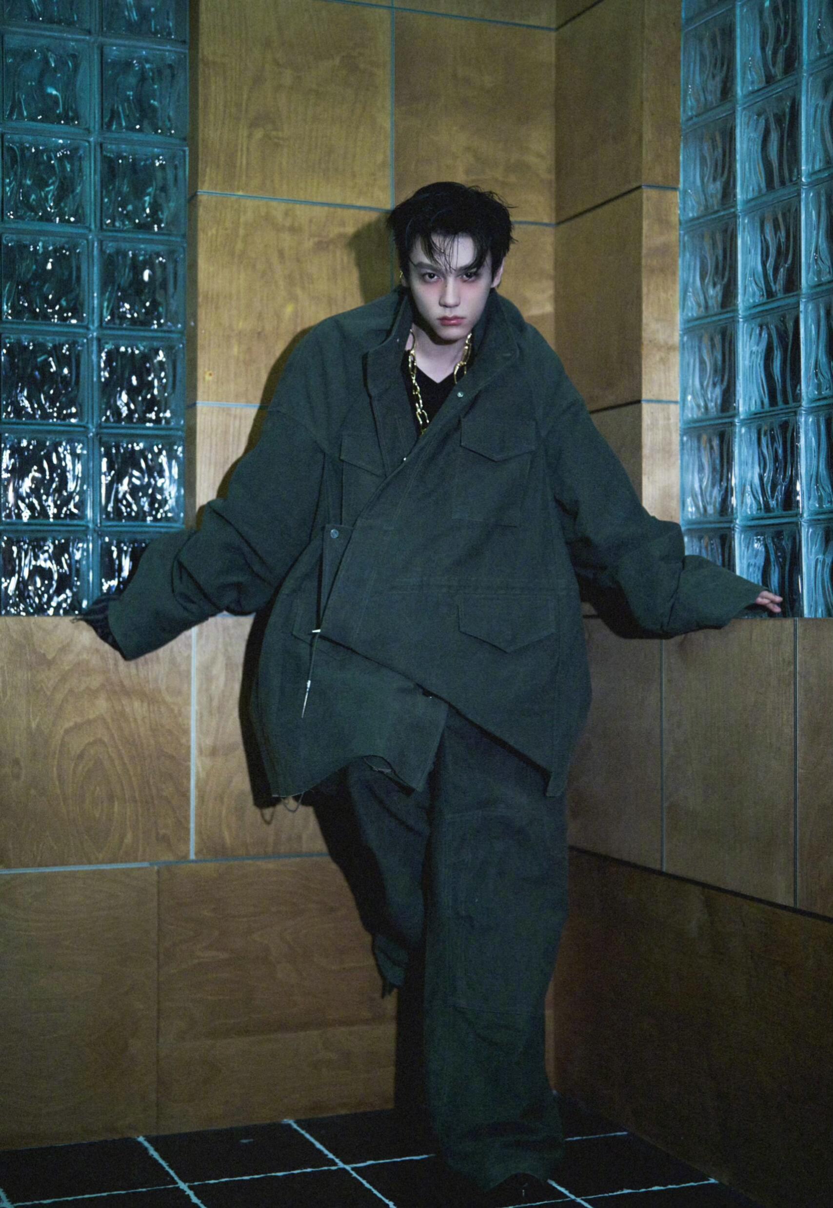 田栩宁溢出屏幕的微醺氛围感田栩宁最新营业造型，一身墨绿工装套装松垮又利落，ove