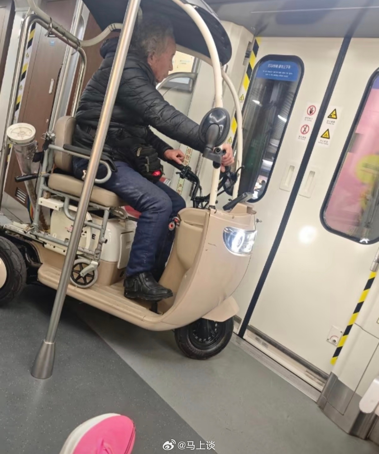 大爷把老头乐开进青岛地铁3号线，青岛地铁客服：正在核查。中国有自己的佛罗里达…地