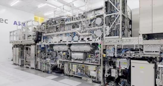 绕开芯片封锁！中国这招“算力魔法”，日均140万亿次反超美国。美国费尽心机搞芯片