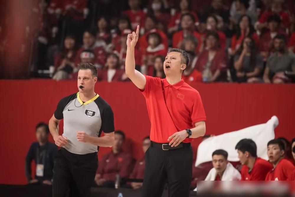 国际篮联亲口承认：中国男篮，竟然是“偷走”了胜利！
 
刚刚在日本主场浴血逆转1