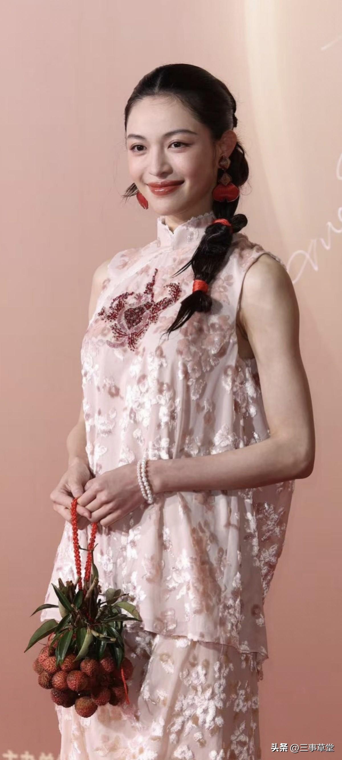 钟楚曦中国时尚产业盛典红毯生图，好明媚的荔枝姑娘，自信大方。新中式搭配细节满满，