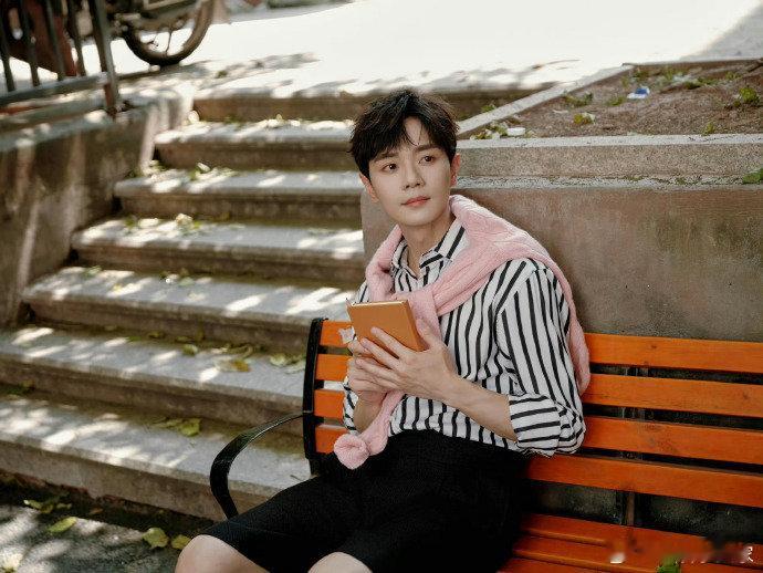 曹骏实力展示大眼瞪小眼 曹骏生日会双向奔赴太好嗑！实力整活大眼瞪小眼，还复刻经典