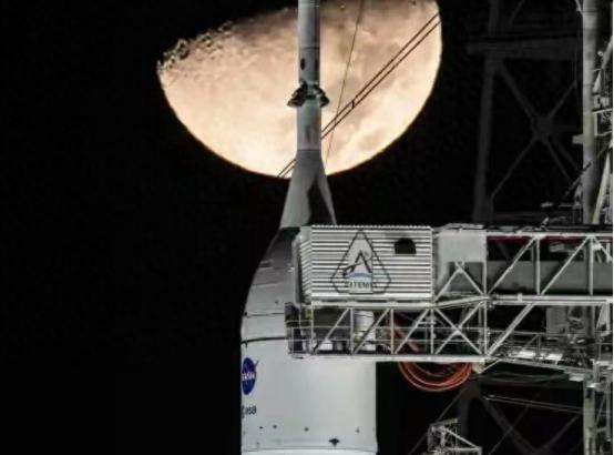 美国载人登月计划出现重大改变，登月任务改为在地球近地轨道对接
 
据新华社 2 