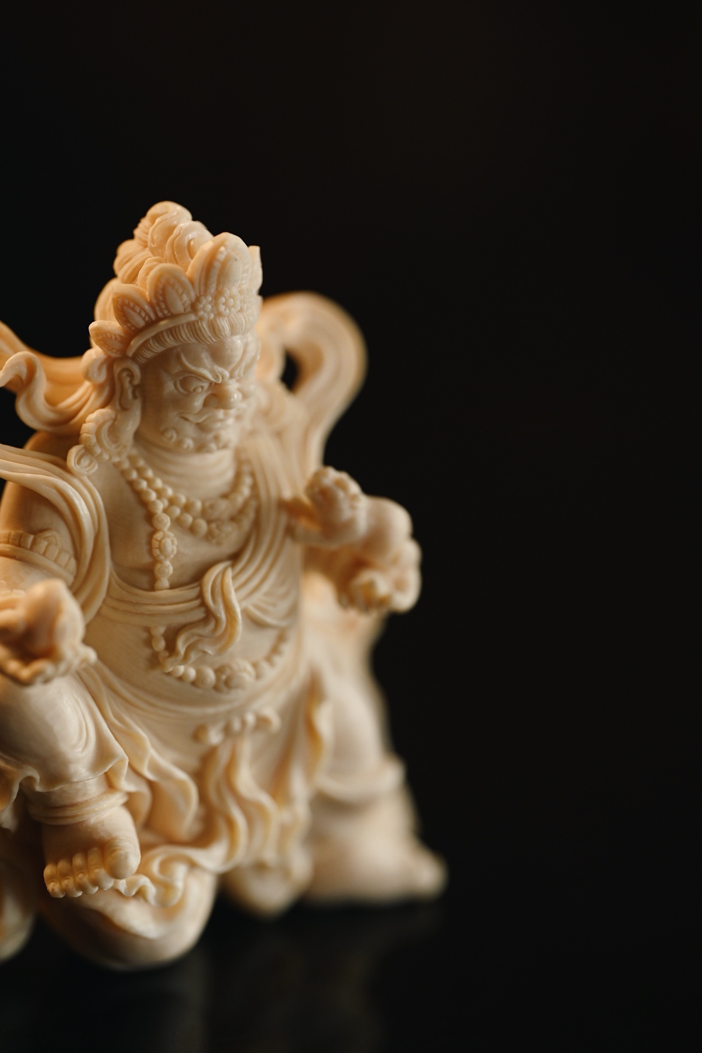 猛犸 | 黄财神料质温润细腻，黄财神威严肃穆，怒目圆睁，眉骨高耸，宝冠层叠，璎珞