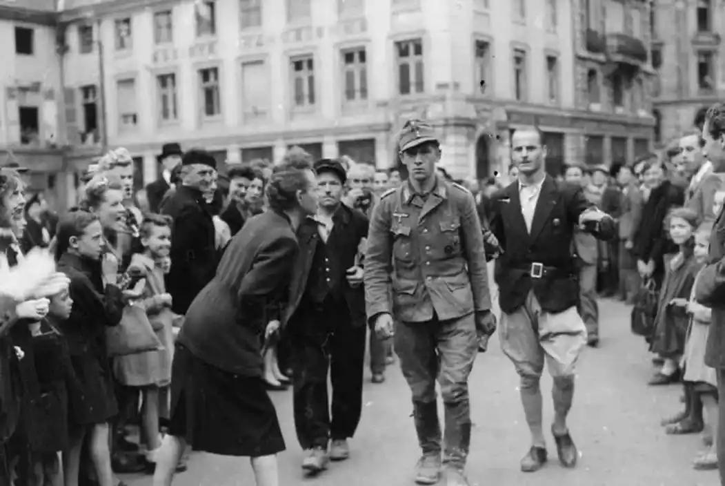 1942年，法国被德国完全占领后，巴黎的女人们依旧享受着生活，当时法国壮年男人多