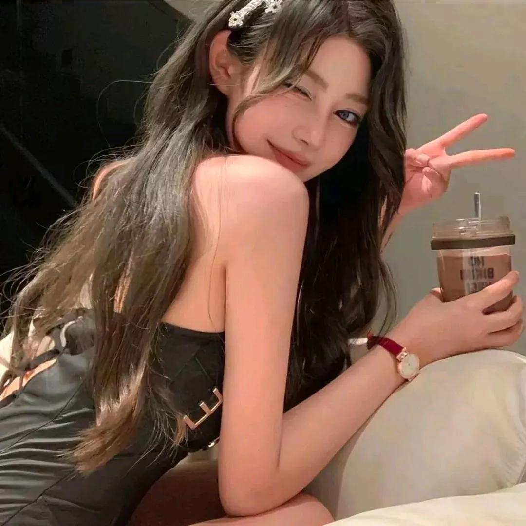 元气少女，咖啡时光，美到发光🌟✨